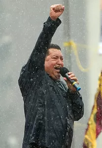 Chavez_GigantedeVenezuela-206x300