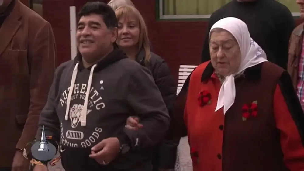 Maradona-hebe-madres-de-plaza-de-mayo