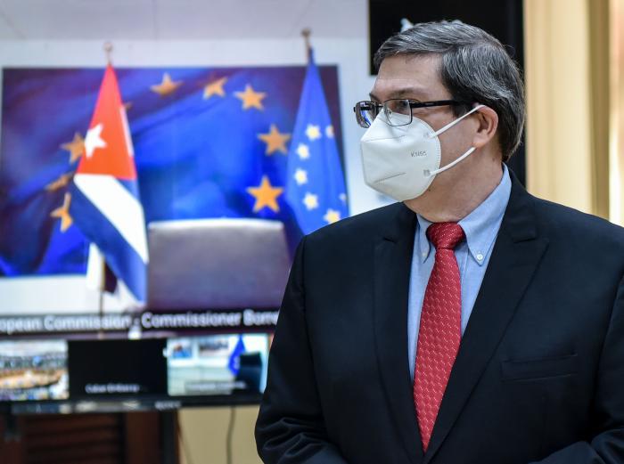 FOTO CANCILLER CUBAO CON EL AUTOR DE LA MISMA